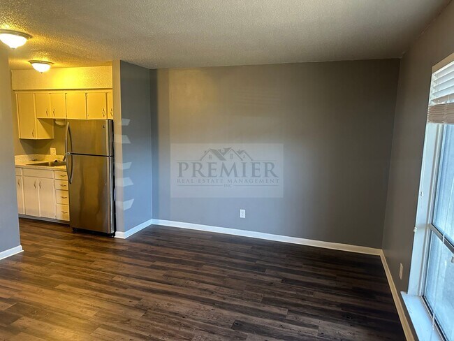 Building Photo - Updated 1 bed / 1 bath apartment - 60 West...