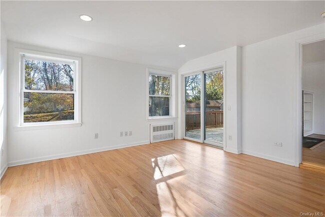 Building Photo - 33 Bentay Dr