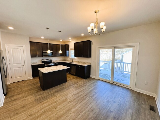 Building Photo - Spacious 3-Level Townhouse