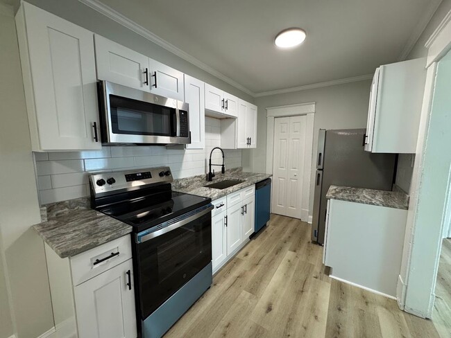 Building Photo - 3bed/1bath House $1395!