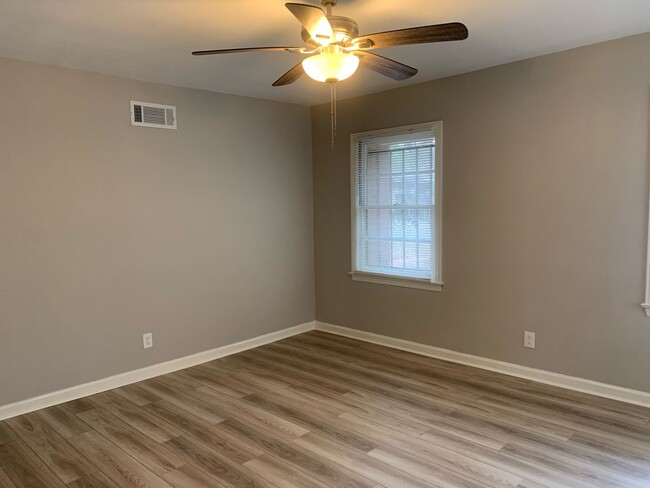 Building Photo - Two Bedroom Duplex Unit Near Southside/516