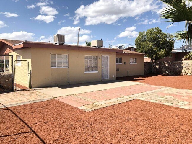 Building Photo - 209 San Saba Rd