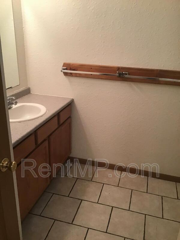 Building Photo - 811 S Main St