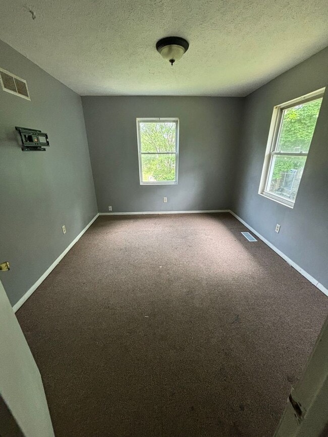 Building Photo - 2 bedroom townhome