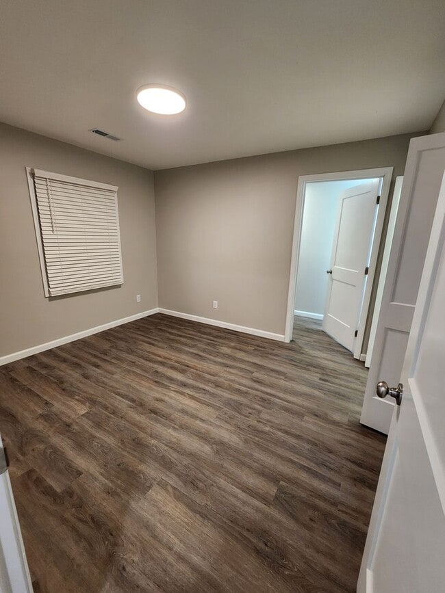 Building Photo - Beautiful 4 bedroom 2 bathroom home with g...