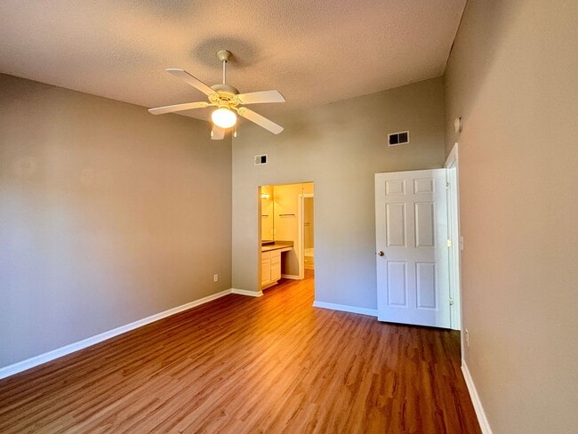 Building Photo - 2 Br 2 Bath Move In Ready!