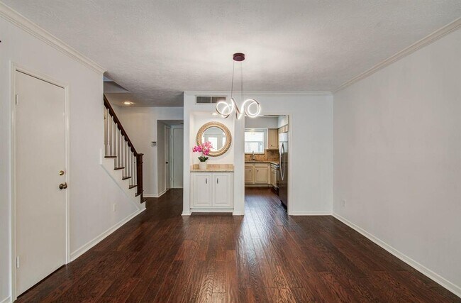 Building Photo - 926 Memorial Village Dr