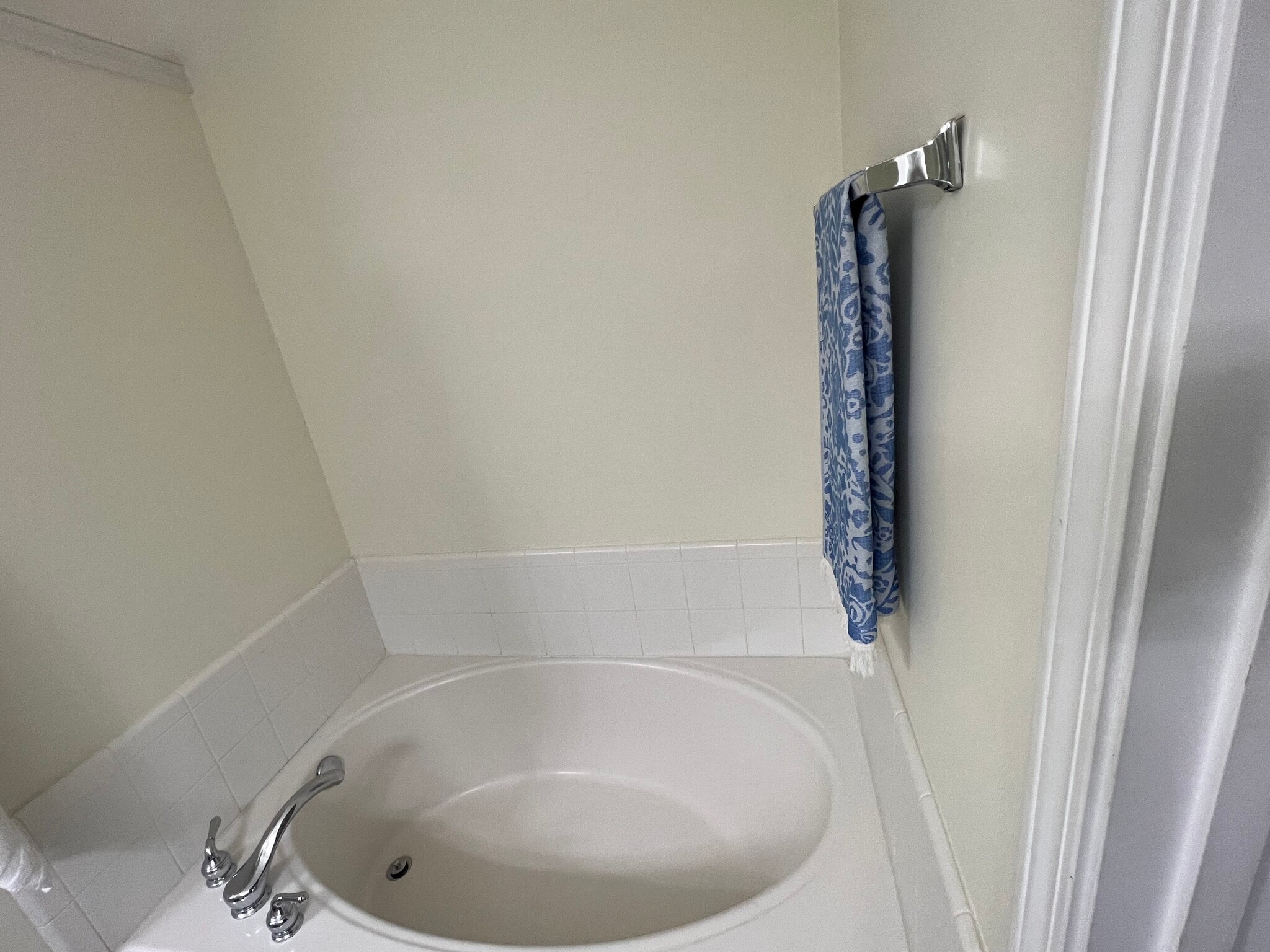 Main bathroom - 5731 Evadale Trce