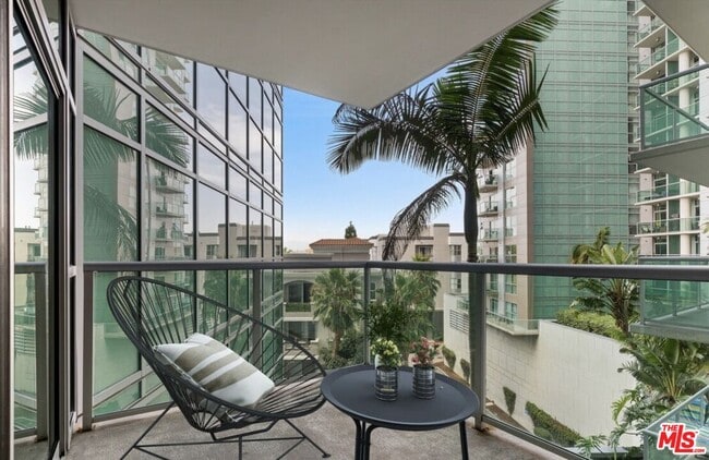 Building Photo - 13700 Marina Pointe Dr