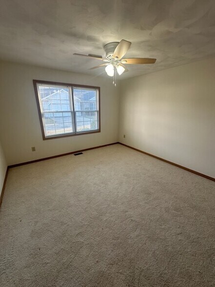 Building Photo - 123 Eagles Pt W