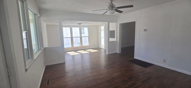 Building Photo - 4 Bedroom Home in the heart of Springfield