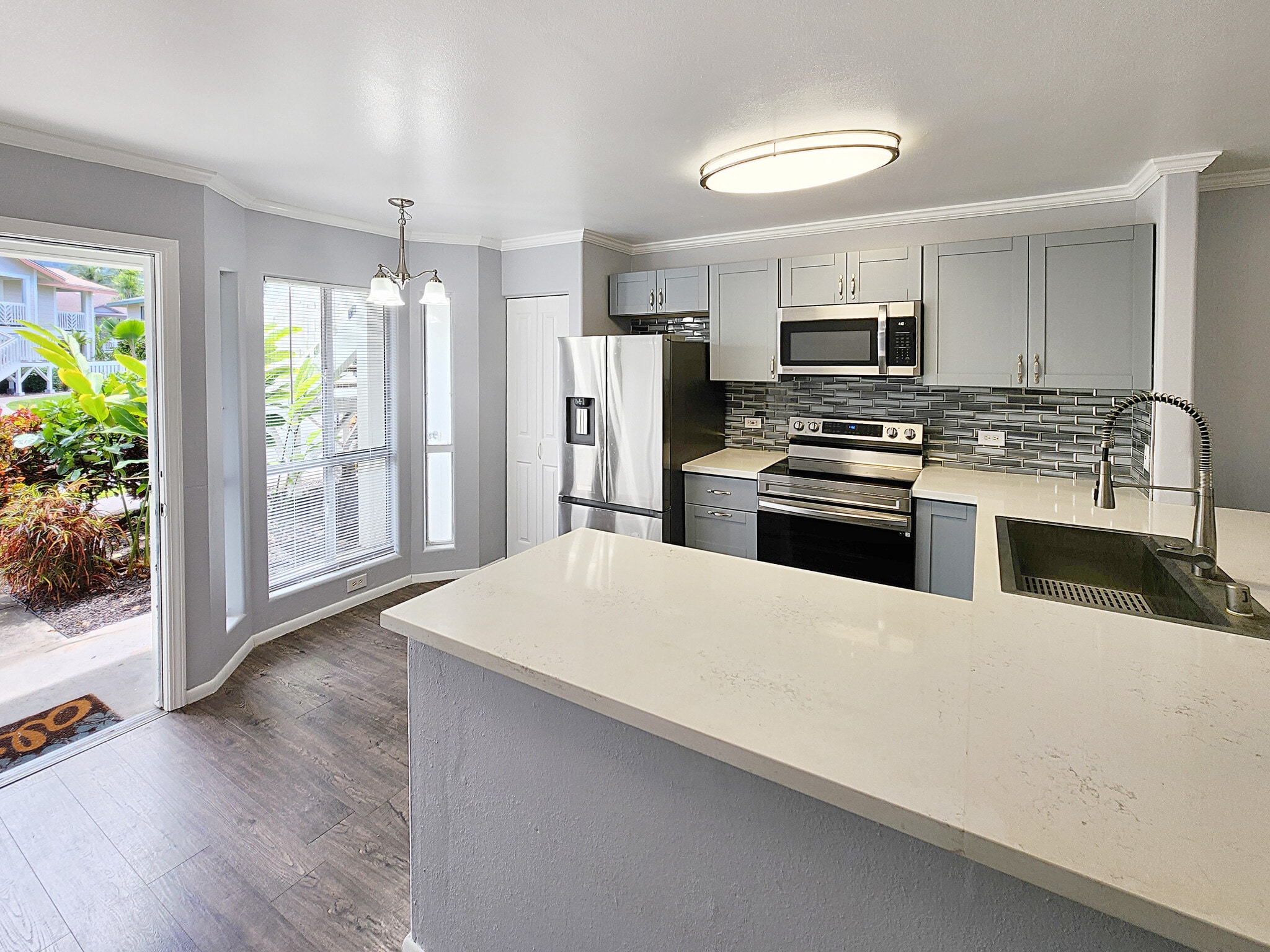 Kitchen quartz counters - 75-6081 Alii Dr