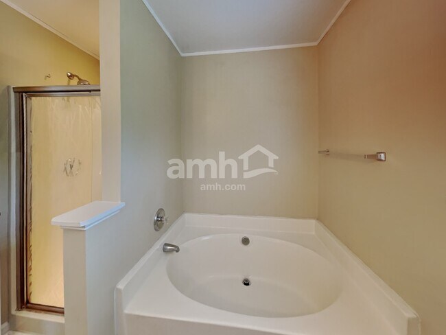 Building Photo - 190 Royalton Rd