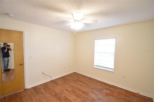 Building Photo - 38927 Carr Dr