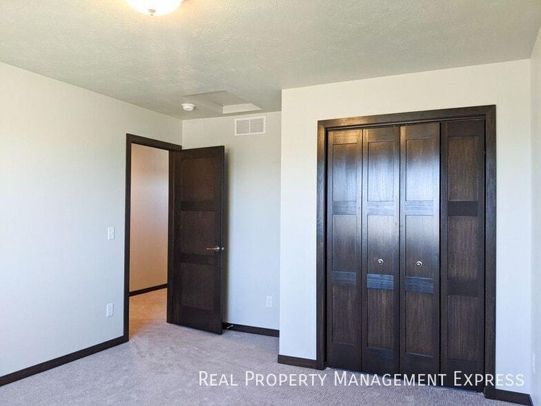 Building Photo - 3 Bedroom 2.5 Bathroom Townhome w/ Attached Garage