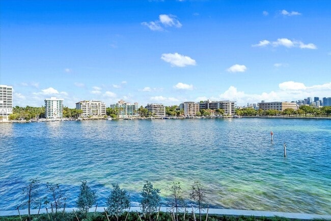 Building Photo - 5 Grove Isle Dr