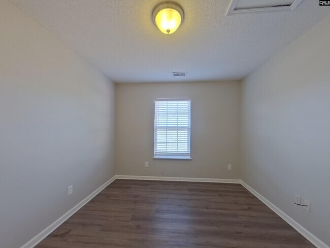 Building Photo - 349 Denman Loop