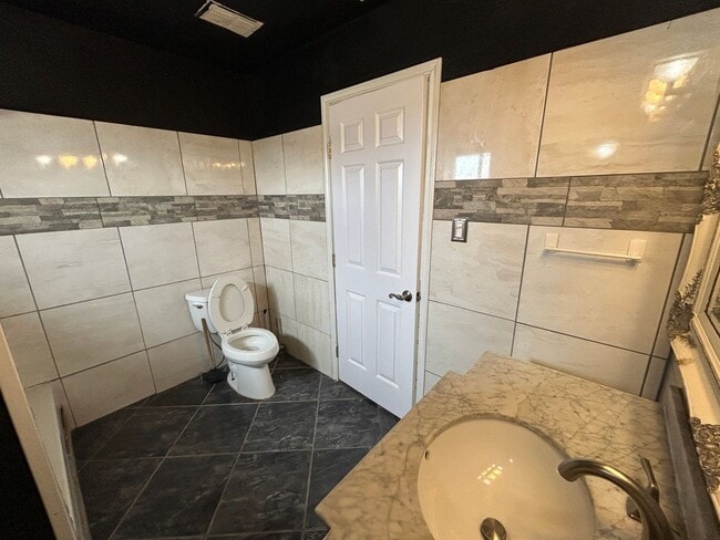 Building Photo - 609 E 6th St