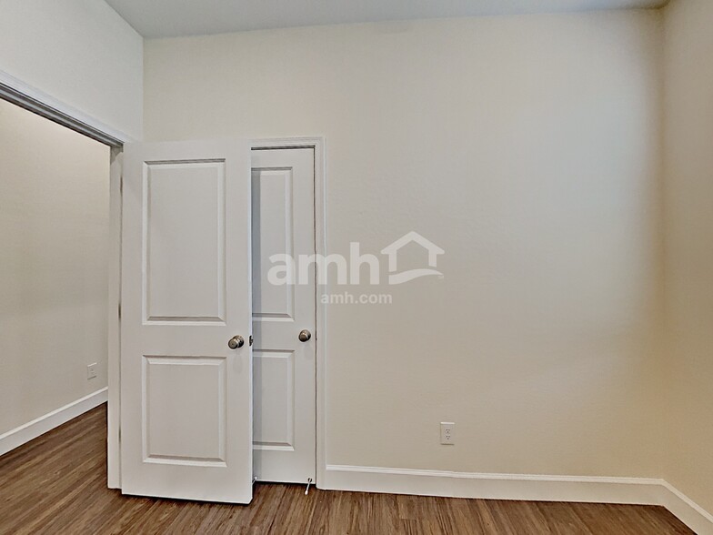 Building Photo - 5927 W Larkspur Dr