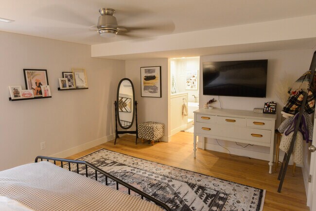 Master Bedroom leading into Master Bath - 932 S Holly St