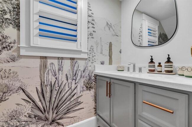 Building Photo - 340 W 17th St