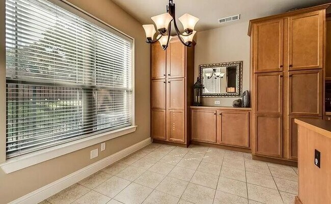 Building Photo - Upscale living in this fabulous Townhome!