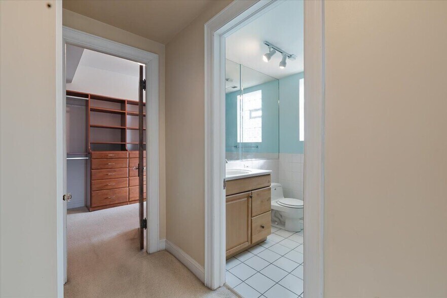 Building Photo - 7216 S South Shore Dr