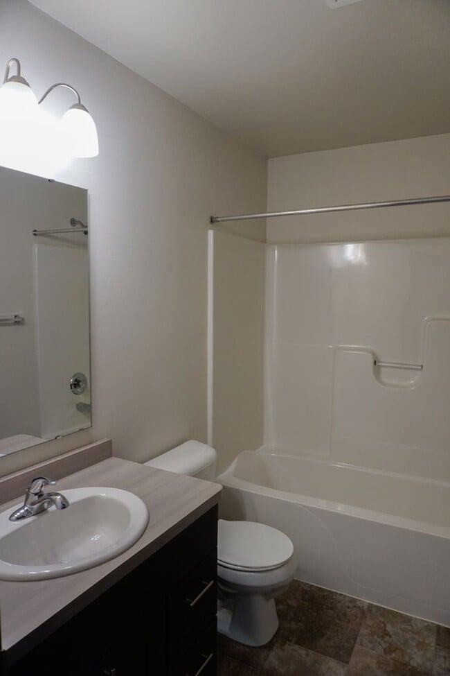 Building Photo - 3 Bed 3 Bath Twin Home