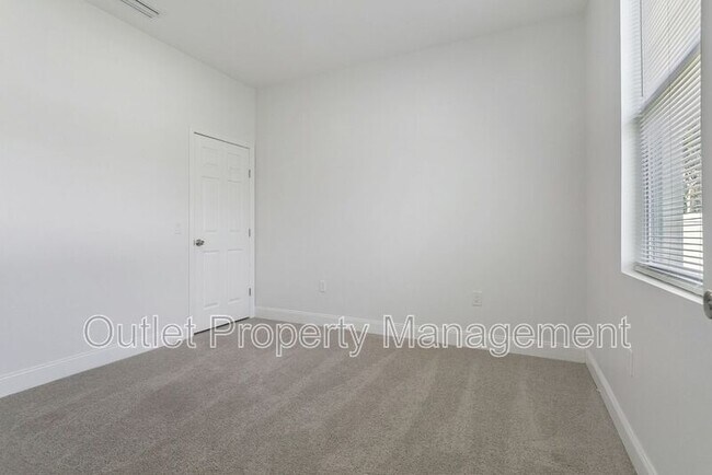 Building Photo - 1649 Lake Dr