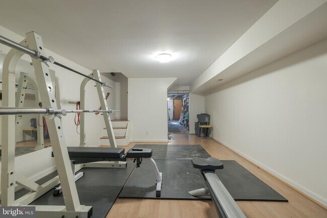 Building Photo - 835 Wellington St