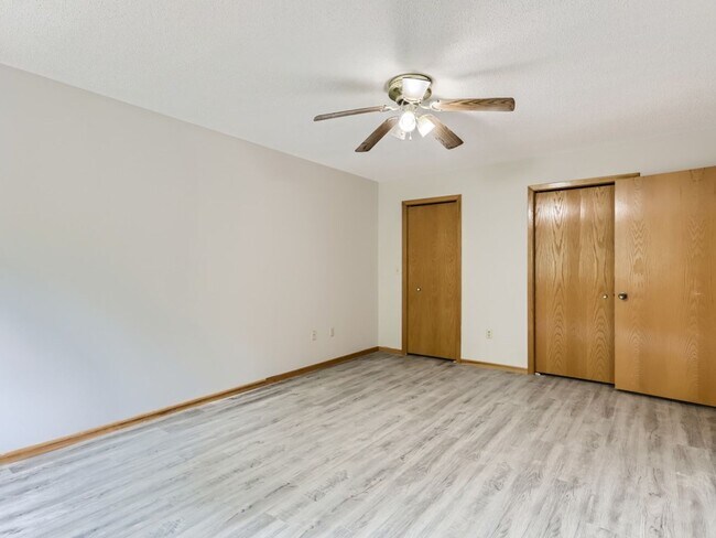 Building Photo - Blaine Townhome