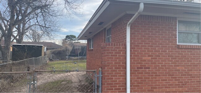 Building Photo - 2104 SW 68th St