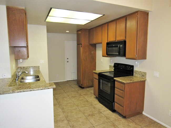 Building Photo - Well Maintained 2 Bedroom 2.5 Bath Condo i...