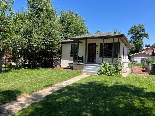 Building Photo - Updated 4-bed, 2-bath home - Blocks from R...