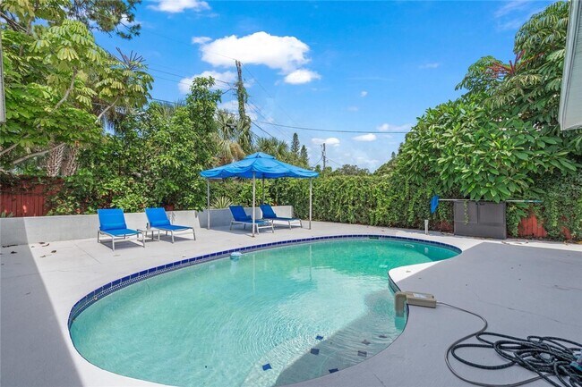 Building Photo - 2/2 luxury pool home in Sarasota, unfurnished annual rental