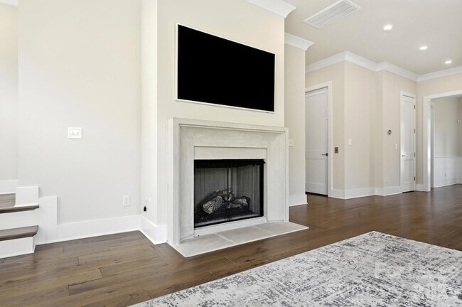 Building Photo - 2428 Runnymede Ln