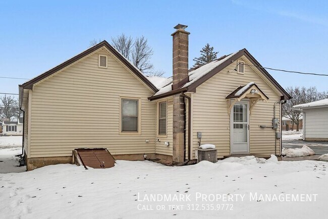 Building Photo - 6 E Eureka Dr