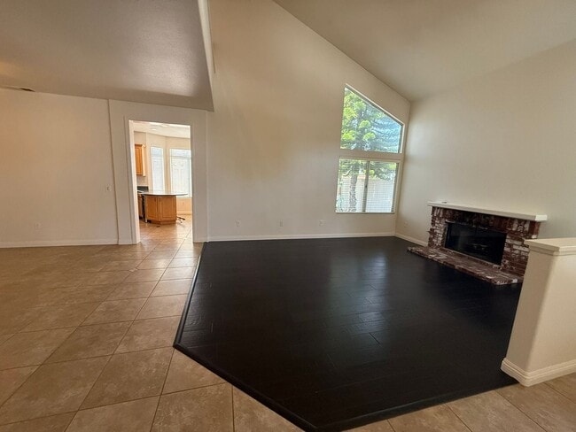Building Photo - LOCATION LOCATION!! 4BR/3BA Townhome in De...