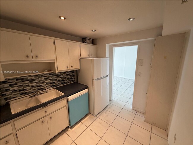 Building Photo - 400 Kings Point Dr
