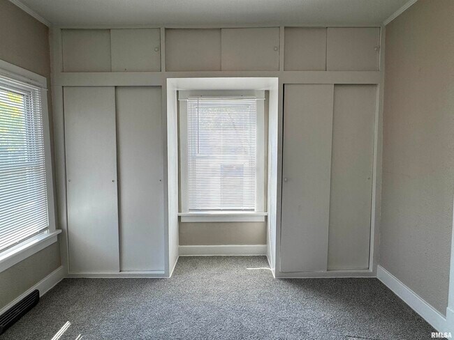 Building Photo - 2040 Tremont Ave