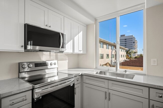 Building Photo - Stunning Remodeled Condo with Views in Banker's Hill