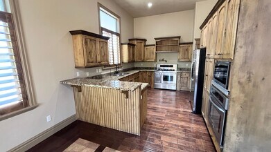 Building Photo - 6 Bed/3.5 Bathroom house in Herriman