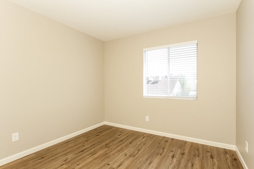 Building Photo - 7631 W Cinnabar Ave