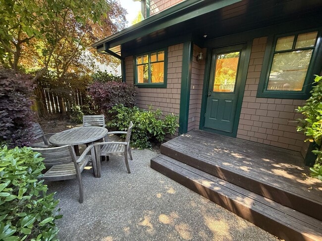 Building Photo - CRAFTSMAN STYLE TWO STORY 2BD/2BA END UNIT...