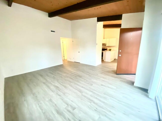 Building Photo - 692 Cabot Way