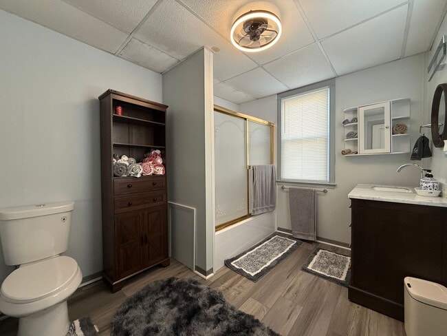 Building Photo - 400 Maple St