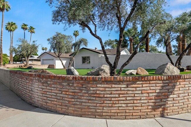 Building Photo - Prime ASU Location 5BR Home with Pool & Garage