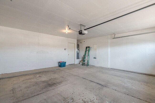 Building Photo - Spacious 3-Bed Tucson Rental with Garage &...