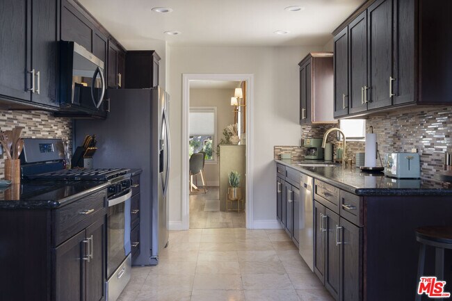 Building Photo - 725 N Harvard Blvd