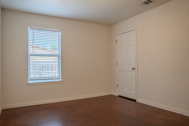 Building Photo - PRICE IMPROVEMENT!!! NOW ONLY $1,350!!!!